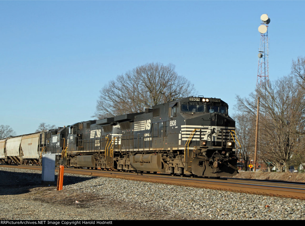 NS 8908 leads train 338 northbound